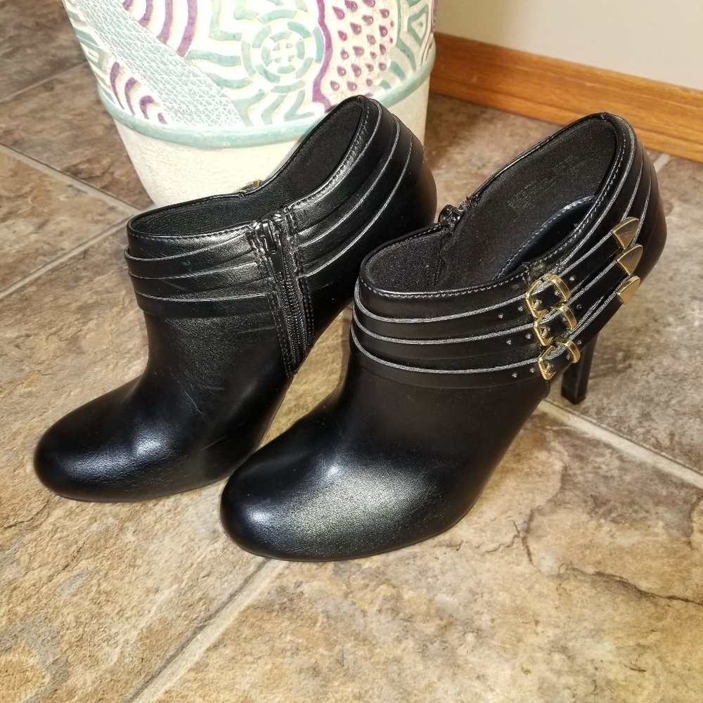 Fioni Side Buckle Faux Leather Ankle Booties Size 8.5